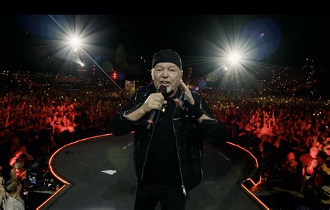 Wakacje z Vasco Rossi - Letnia Oaza Muzyki i Przygód!