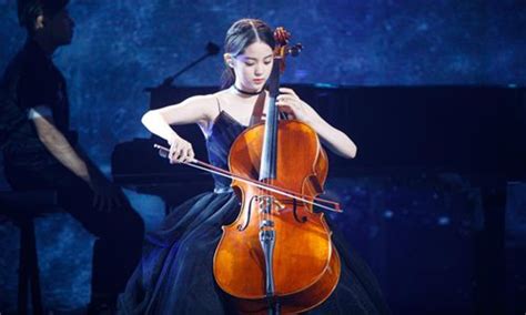 The Magnificent Ode to the Moon: A Musical Journey into Ouyang Nana's Cello Mastery!