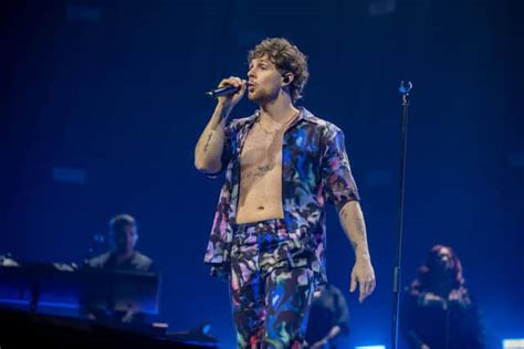  The Totally Tubular Tour: When Tom Grennan Crashed the Stage – Literally